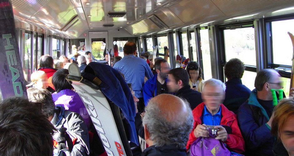 In der Regel werden die Ski im vollen Verkehrsmittel in der Hand gehalten.