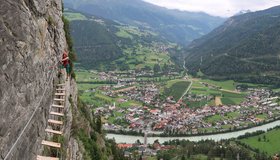 Auf der Holz-Seilbrücke der Via Claudia Augusta.