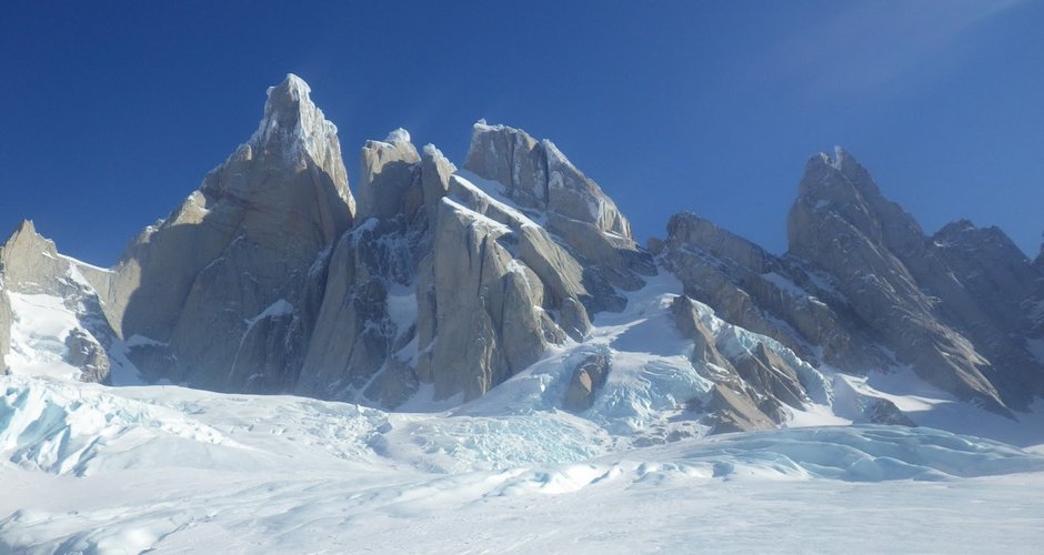 die "Torres", Cerro Torre, Torre Egger, und Torre Standhardt, von li nach re. Bild: Marc Andre Leclerc