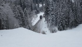 Skitourengeher unter der Wurzeralm Standseilbahn