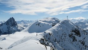 Fast schon wie im Bilderbuch, der Grat zum Gipfelkreuz, links der Rettenstein.