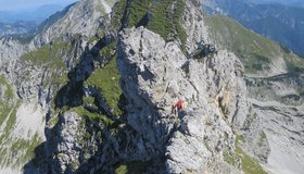 Vor der unterbrechenden Wand wird der Grat schmal