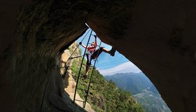 Auf der Leiter beim normaler Hoachwool-Klettersteig.