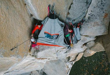 Babsi Zangerl und ihr Partner im Portaledge; Foto: Miya Tsudome