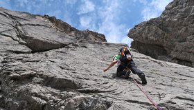 Die obere 6+ Seillänge mit 14 Bohrhaken - perfekte Plattenkletterei. Oben eine Seilschaft an der überhängenden Querung.