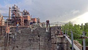 Auf der Mittelmauer der Ferrata Monte Thysso