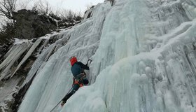 In der ersten Seillänge (die wird auch gerne einzeln gemacht) - Seirlöcherkogel Eisfall - Pitztal