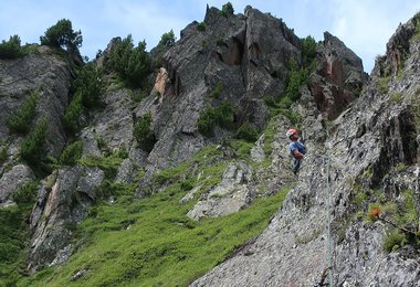 Man sieht den neonorangen Mammut Wall Rider Kletterhelm immer recht gut