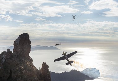 In Mexiko flog Stuntpilot Kirby Chambliss unter Alexander Schulz durch (C) Altius 