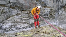 Manuel beim abseilen auf der Rückseite nach der Route Suppmkaschpo