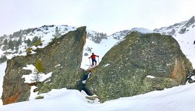 Die großen Felsblöcke bei der verfallenen Kleefeldalm - Skitour Kleefeldkopf.