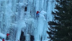 Kletterer im Angerer Eisklettergarten bei Rein in Taufers 