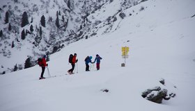 Gruppe mit zwei Kindern bei der Hütte.