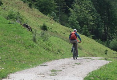 Der Deuter Guide 30 Rucksack macht auch auf dem Bike beim Abstieg eine gute Figur.