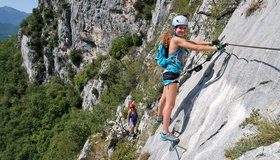 Ausgesetztes Highlight - die Klammern Querung auf der Ferrata Foletti