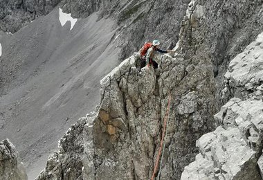 Auf dem Grat mit dem Deuter Guide 30 Rucksack.