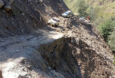 Straße von Gamghadi zum Ausgangspunkt des Treks ins Basislager.