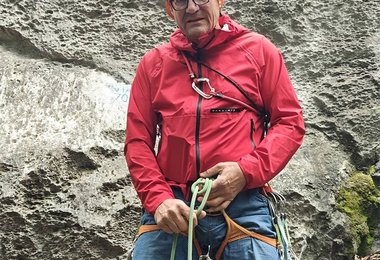 An Beginn einer Klettertour mit der Martini Hillclimb Jacke