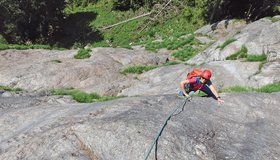 In der ersten, plattigen Seillänge der Route „Sonnenblume" an der Nösslachwand.