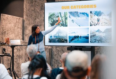 Giulia erklärt Berg-Journalisten die Produktgruppen (c) gaiapanozzo