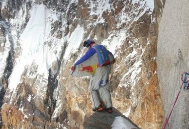 Valery Rozov kurz vor dem Absprung. Photo: mountain.ru