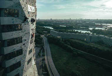 Adam Ondra klettert an der Fassade von CopenHill, Denmark (c) Petr Chodura