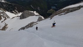 Gipfelrinne mit Tiefblick zu den Fusine-Seen