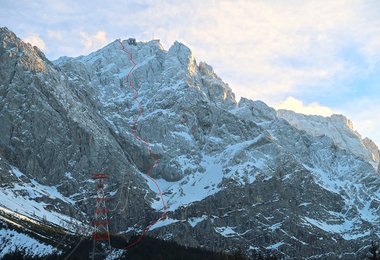 Der Routenverlauf der Direkten Nordwand an der Zugspitze; Foto: Fritz Miller