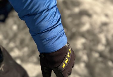 Die Daunenjacke hat viele tolle Features wie den elastischen Ärmelabschlus