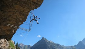 Auf der berühmten Knick-Drehleiter - Allmenalp Klettersteig in Kandersteg