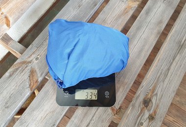 334 g zeigt die Waage beim Dragonfly 18 Liter an (der Rucksack im Packfach, welches gleichzeitig das Außenfach ist; ohne Pickelklett und Pickelgummi, den man beim Klettern nicht braucht).