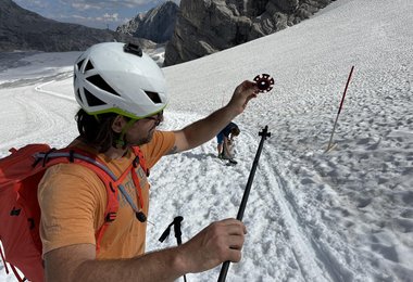 Der Schneeteller wird aufgeschraubt