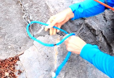 Beim Durchfädeln durch den Ring (Bild aus dem Video).