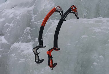 Vergleich altes Modell (orange, mit getapten Griff) und neues Camp X-Dream (schwarz)