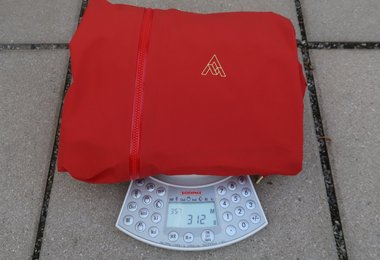 In Größe M wiegt die Guardian Apex Jacket nur 312 g.