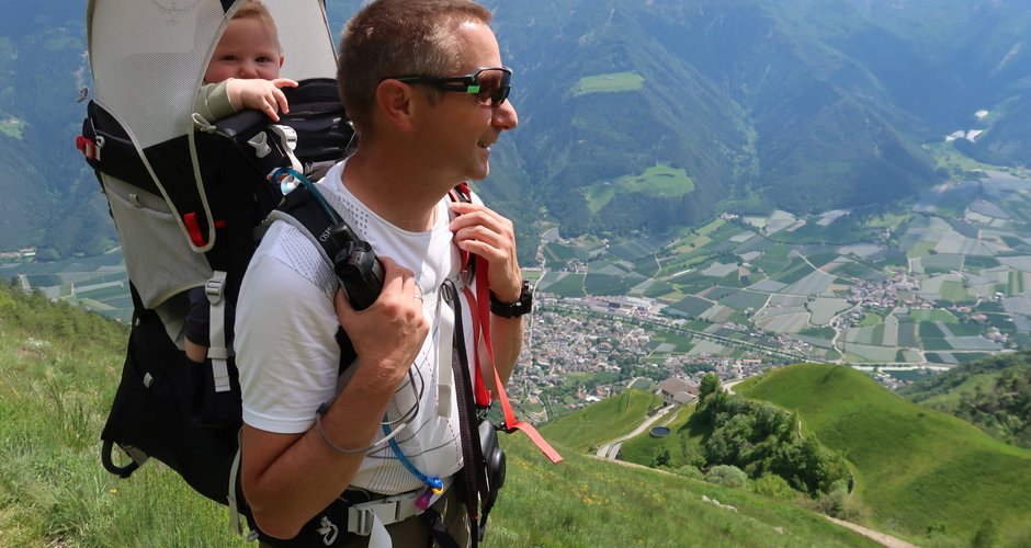 Die Osprey Poco Plus mit ausgeklapptem Sonnenschutz