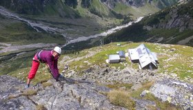 Die Ausstiegsplatten - unten die Hütte