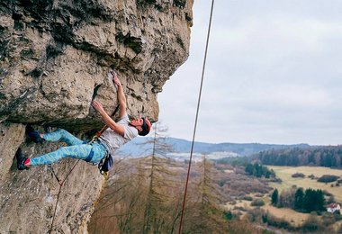 Der Alpinkader Mitglied beim Klettern.