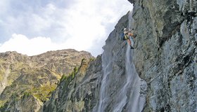 Am 1 Pfeiler klettert direkt neben dem tosenden Wasserfall.