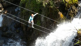 Der Ablauf vom Speicherhäuschen - nur bei viel Wasser (Überlauf) am Ende der Seilbrücke imposant.