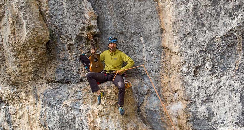 Super gut Klettern und Gitarrespielen sind Nicolas Favresses Markenzeichen