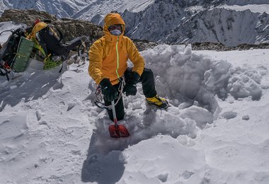 Simone Moro beim Aufbau des Hochlagers (c) David Göttler/The North Face