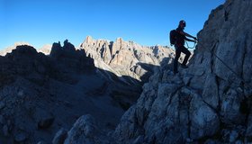Auf der am Morgen schattigen Westseite nach dem Kriegsstollen - Ferrata Giovanni Lipella an der Tofana