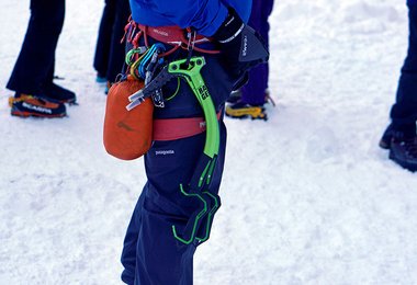 Man kann die Rab Mythic Alpine Light Daunenjacke auch an den Gurt hängen.