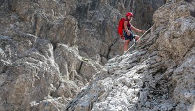 Am mit Stahlseilen ausgestatteten Beginn des Kreuzkofel Klettersteiges