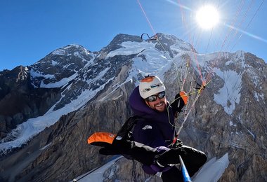 Benjamin Védrines beim Flug vom Broad Peak (c) Benjamin Védrines  