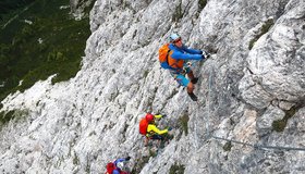 Der kleine Überhang im unteren Teil - Arzalpenturm Klettersteig.