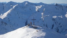 Blick von der Eisenstange zum Gipfelkreuz.