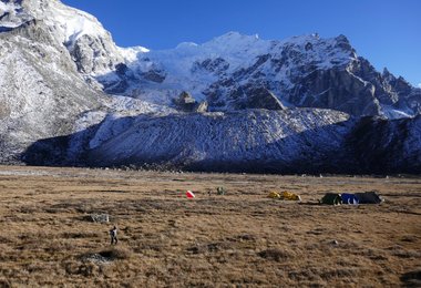 Basislager unterhalb des mächtigen Sechstausenders P. 6.313