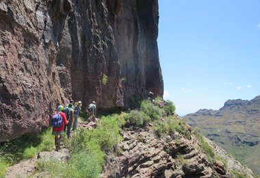 Das Ende einer Wanderung vor einer Felswand